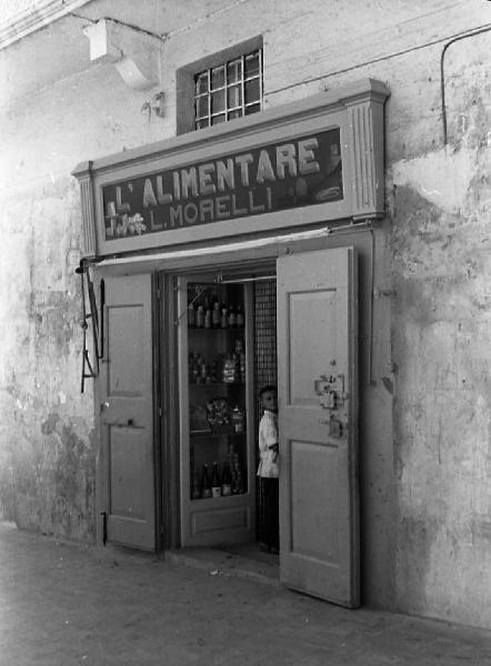 Italia del Sud. Matera - negozio di alimentari - insegna con la scritta "L'alimentare. L. Morelli"