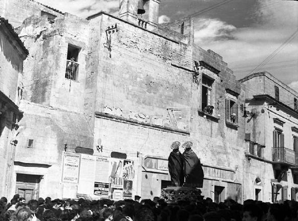 Italia del Sud. Matera - processione dei Santi Medici Cosma e Damiano - edifici d'abitazione