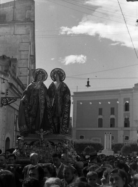 Italia del Sud. Matera - processione dei Santi Medici Cosma e Damiano - le statue dei santi portate in spalla dai devoti