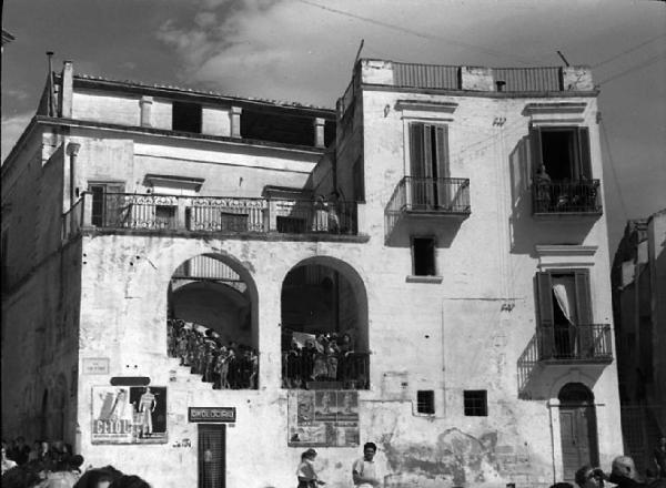 Italia del Sud. Matera - processione dei Santi Medici Cosma e Damiano - edifici d'abitazione - persone affacciate