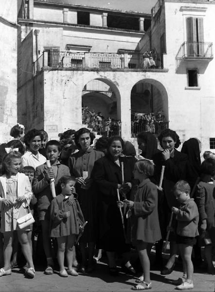 Italia del Sud. Matera - processione dei Santi Medici Cosma e Damiano - devoti