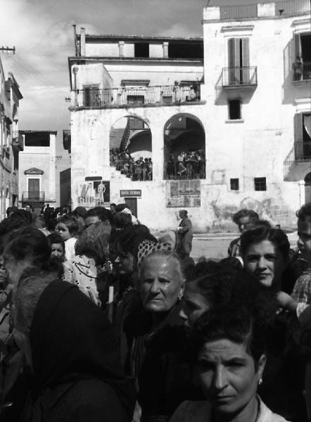 Italia del Sud. Matera - processione dei Santi Medici Cosma e Damiano - devoti