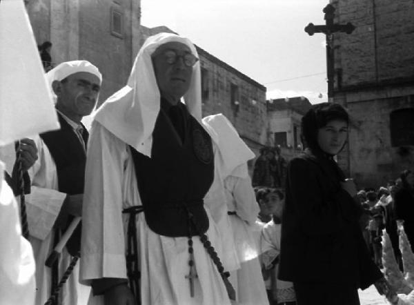 Italia del Sud. Matera - processione dei Santi Medici Cosma e Damiano - ritratto maschile - associati di una confraternita - confratelli