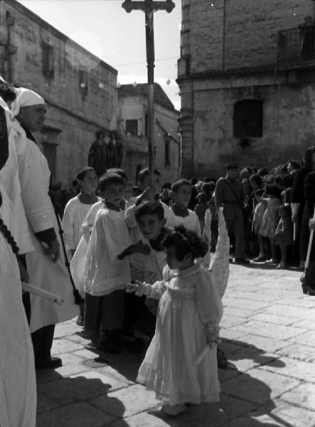 Italia del Sud. Matera - processione dei Santi Medici Cosma e Damiano - chierichetti