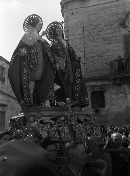 Italia del Sud. Matera - processione dei Santi Medici Cosma e Damiano - le statue dei santi portate in spalla dai devoti