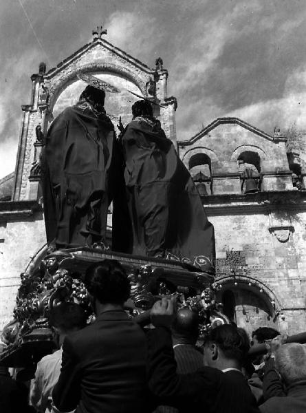 Italia del Sud. Matera - processione dei Santi Medici Cosma e Damiano - le statue dei santi portate in spalla dai devoti