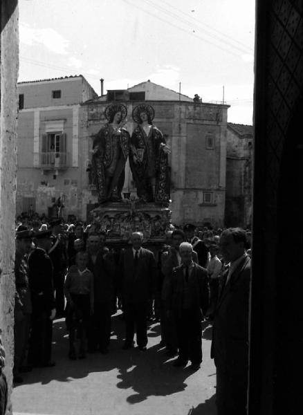 Italia del Sud. Matera - processione dei Santi Medici Cosma e Damiano - le statue dei santi portate in spalla dai devoti