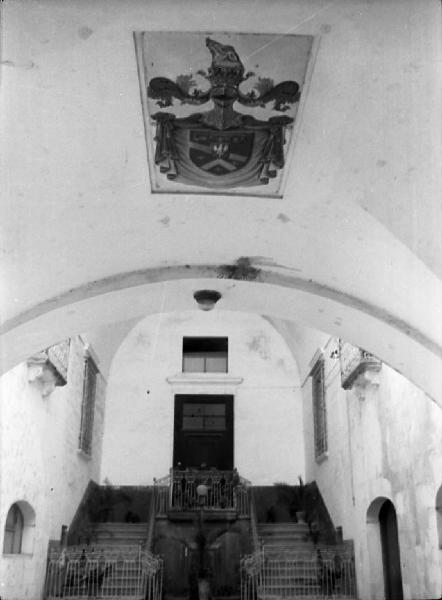 Italia del Sud. Matera - palazzo signorile - corte interna - portico