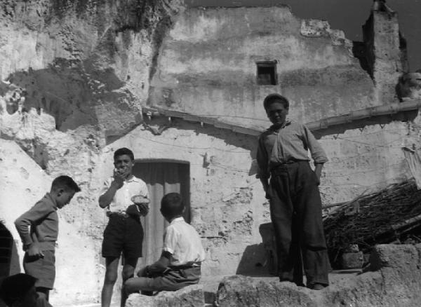 Italia del Sud. Matera - sassi - ritratto di gruppo - bambini