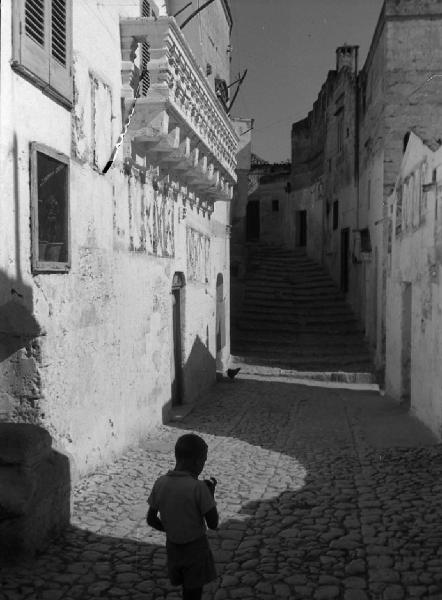 Italia del Sud. Matera - centro storico - palazzo signorile - strada acciottolata - scalinata