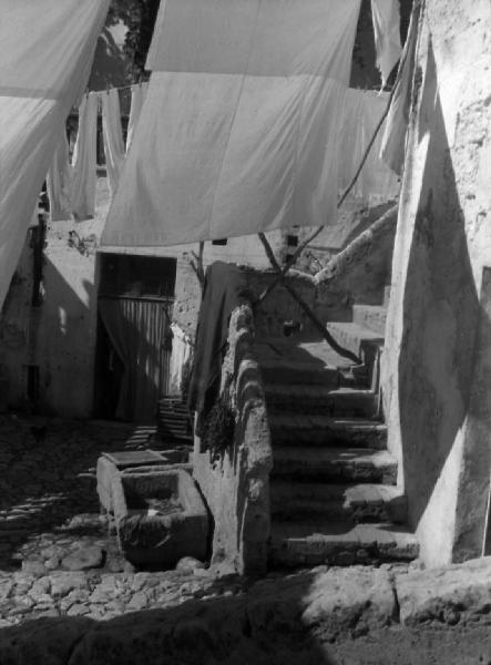 Italia del Sud. Matera - centro storico - sassi - lenzuola stese