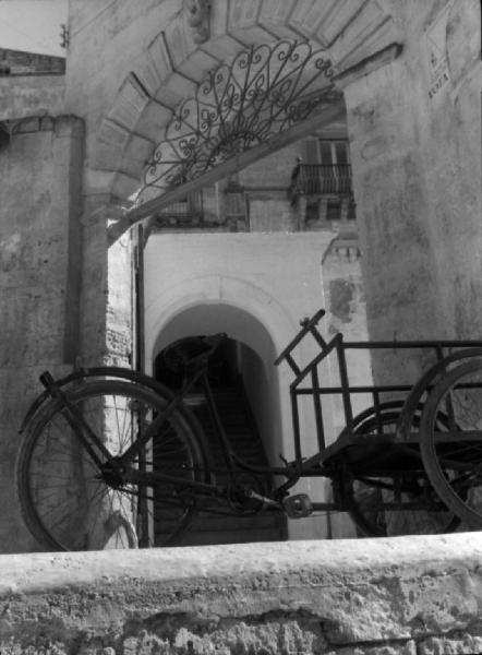 Italia del Sud. Matera - centro storico - palazzo signorile - ingresso - bicicletta trasformata in carretto