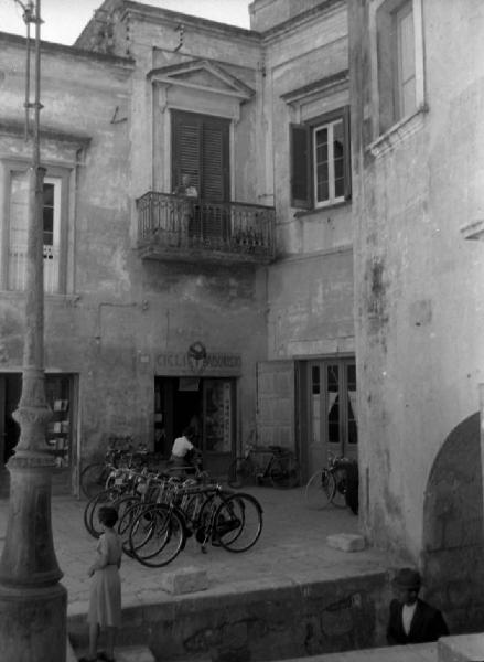 Italia del Sud. Matera - centro storico - corte interna - biciclette