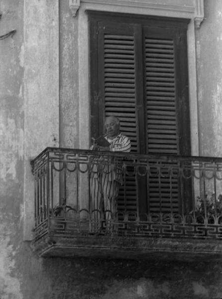 Italia del Sud. Matera - centro storico - balcone - uomo che legge