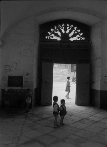 Italia del Sud. Matera - centro storico - palazzo signorile - atrio d'ingresso - bambini