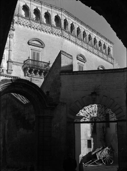 Italia del Sud. Matera - centro storico - palazzo signorile - arco d'ingresso - carro