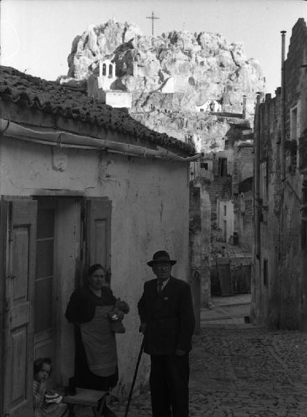 Italia del Sud. Matera - centro storico - ritratto di coppia - uomo e donna - sassi