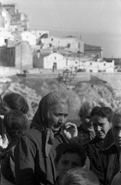 Italia del Sud. Matera - ritratto di gruppo - donne