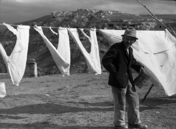 Italia del Sud. Matera - ritratto maschile - uomo anziano - biancheria stesa all'aperto