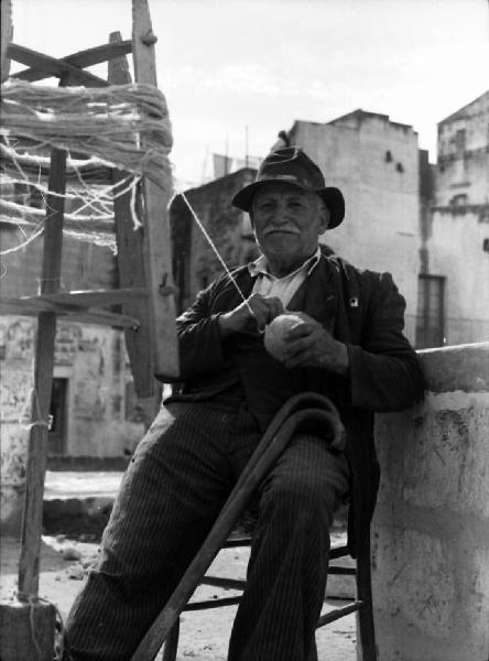 Italia del Sud. Matera - ritratto maschile - cardatore