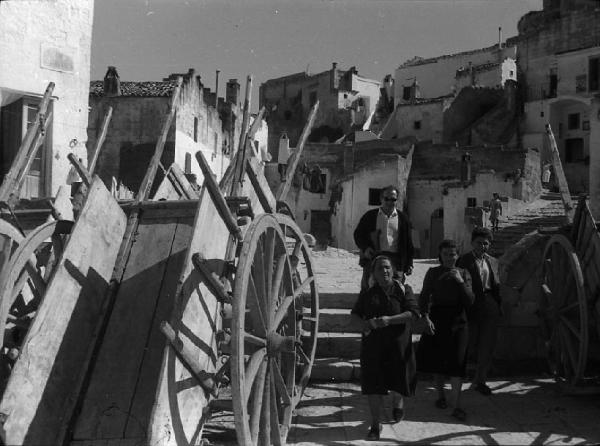 Italia del Sud. Matera - centro storico - ritratto di gruppo - persone - carretti