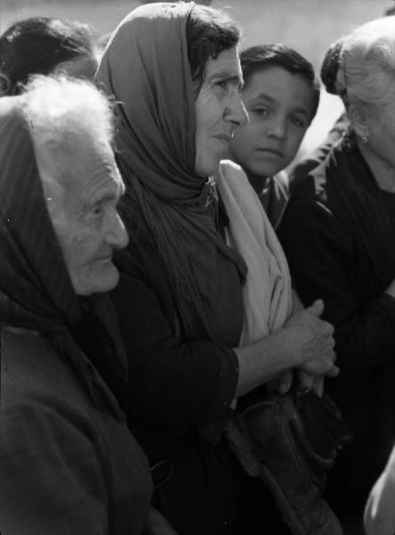 Italia del Sud. Matera - ritratto di gruppo - donna anziana, donna adulta e ragazza