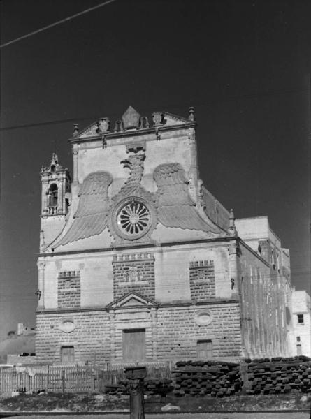 Italia del Sud. Gravina in Puglia - chiesa della Madonna delle Grazie - facciata decorata con aquila ad ali spiegate su le tre torri del castello