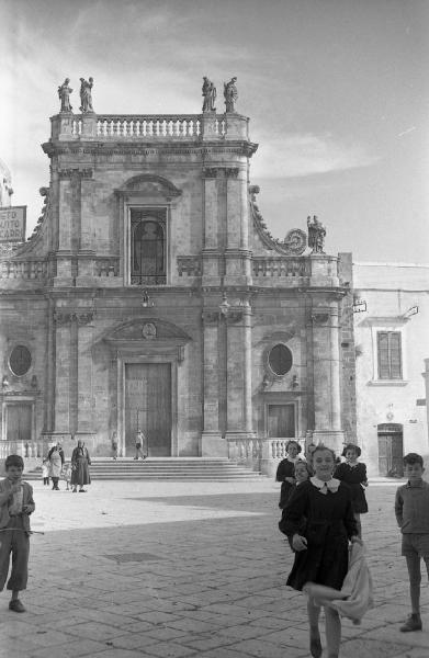 Italia del Sud. Castellaneta - piazza - cattedrale