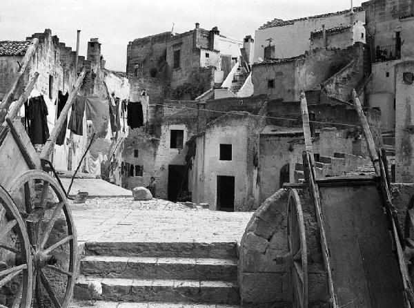 Italia del Sud. Matera - sasso caveoso - centro storico - carretti