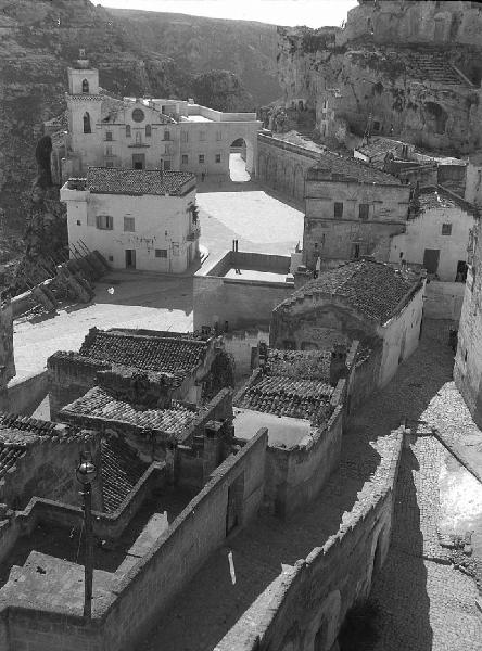 Italia del Sud. Matera - sasso caveoso - veduta della piazzetta con la chiesa di San Pietro Caveoso