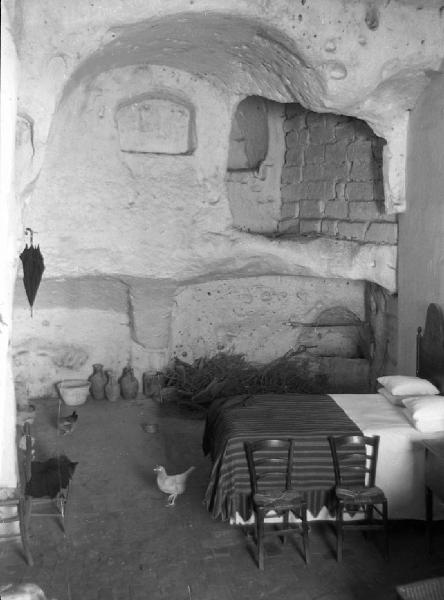 Italia del Sud. Matera - sasso caveoso - sasso - interno domestico - camera da letto - gallina