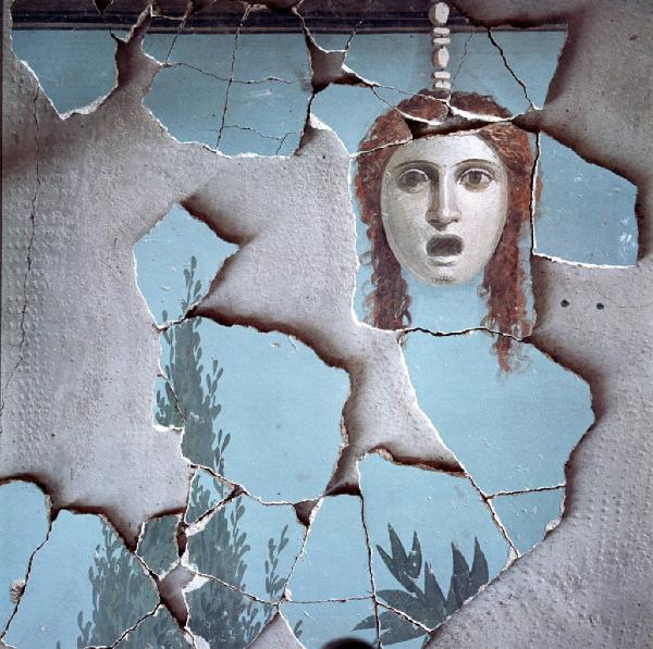 Pompei - Pezzi di affresco - Volto di donna con bocca aperta - Vegetazione