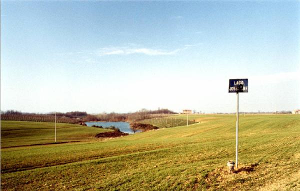 San Rocco. Prati - lago - cartello con scritta "Lago Jose[...]ne"