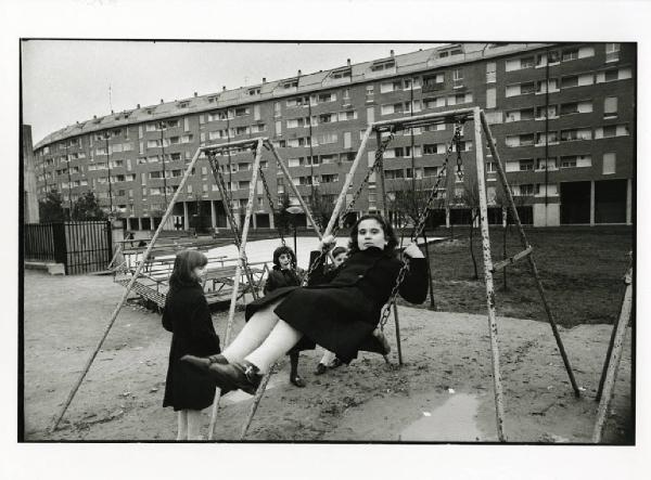 Milano, Quartiere Sant'Ambrogio - Palazzi - Due bambine giocano vicino ad un altalena