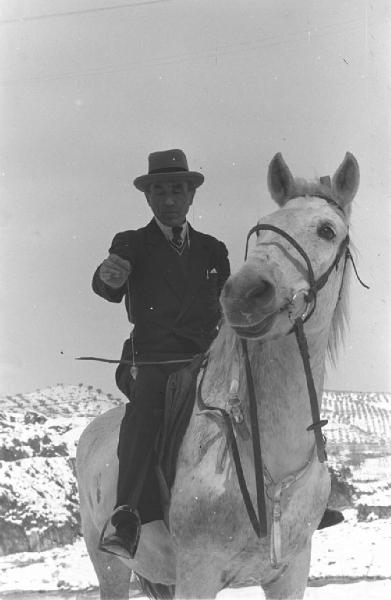 Italia del Sud. Italia Magica - Calabria, Cosenza - Fiume Busento - Ritratto maschile: il rabdomante Adolfo Greco - Pendolo - Cavallo