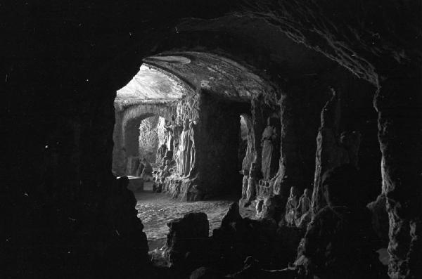 Italia del Sud. Italia Magica - Calabria - Pizzo Calabro - Grotta di Piedigrotta - tufo - statue