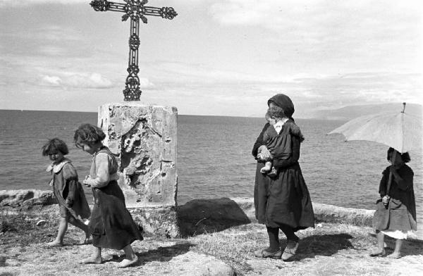 Italia del Sud. Italia Magica - Calabria - Pizzo Calabro - crocefisso - mare - bambini - figura femminile con bambino