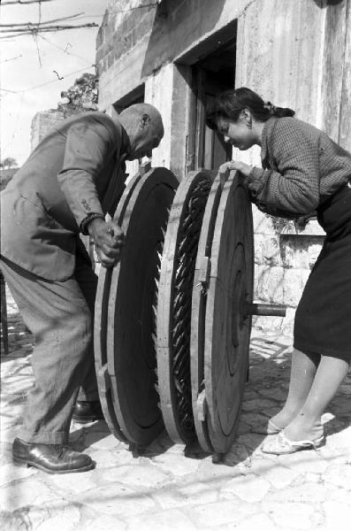 Italia del Sud. Italia Magica - Campania - Benevento - Domenico Culicigno e figlia - moto perpetuo - ruota - particelle metalliche