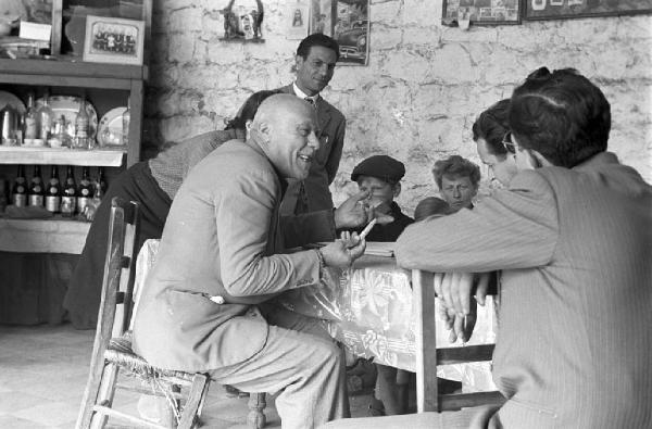 Italia del Sud. Italia Magica - Campania - Benevento - Domenico Culicigno e famiglia - moto perpetuo - ruota - particelle metalliche - Federico Patellani