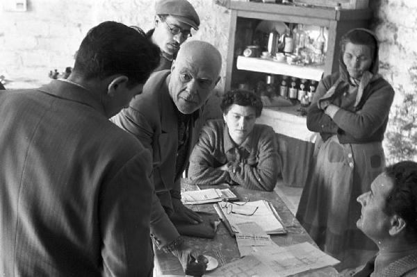 Italia del Sud. Italia Magica - Campania - Benevento - Domenico Culicigno e famiglia - disegni tecnici - moto perpetuo - Federico Patellani