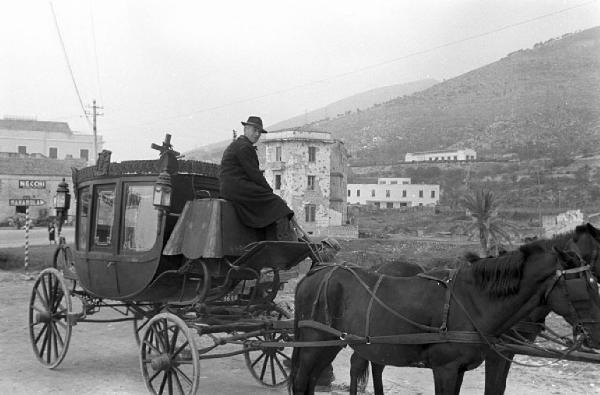 Italia del Sud. Italia Magica - Puglia - funerale - carrozza - cavalli