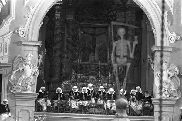 Italia del Sud. Italia Magica - Puglia - Putignano - chiesa - funerale - membri di confraternita - Castellana - statua della morte