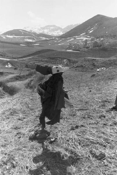 Italia del Sud. Italia Magica - campagna - campo - spaventapasseri - casco - guanti