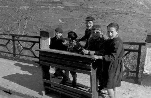 Italia del Sud. campagna - bambini - scolari - sentiero