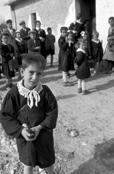 Italia del Sud. Cosenza - Ghiandaro - campagna - scuola - bambini - studenti - cascina