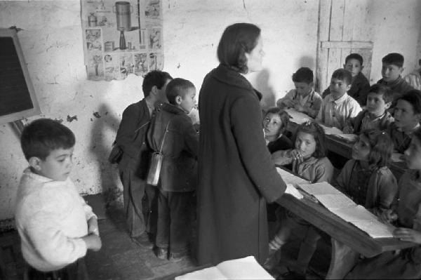 Italia del Sud. Cosenza - Ghiandaro - scuola - cascina - bambini - alunni - insegnante