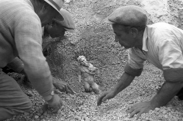 Italia del Sud. Pompei - ricerche - scavi - lavoratori - scultura