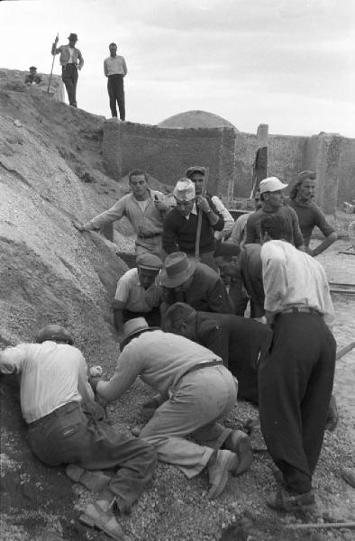 Italia del Sud. Pompei - ricerche - scavi - lavoratori