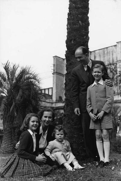 Roma - Quirinale, giardino - Ritratto di gruppo: la famiglia reale - Da sinistra: Maria Pia, Maria José, Maria Beatrice, Umberto II, il principe Vittorio Emanuele