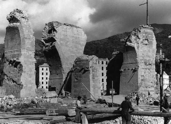 Italia Dopoguerra. Recco - Ferrovia e strade distrutti - Bombardamenti - Cantiere per la ricostruzione